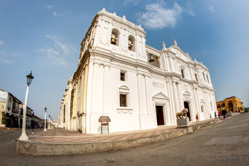 Fototapeta na wymiar Die weiße Kathedrale von León - Nicaragua
