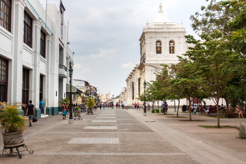 Die weiße Kathedrale von León - Nicaragua - obrazy, fototapety, plakaty