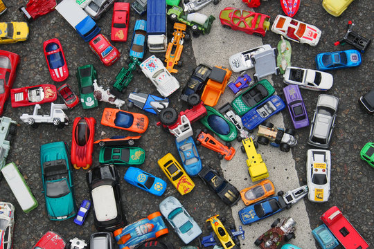 Verkehrschaos: Spielzeugautos auf der Straße