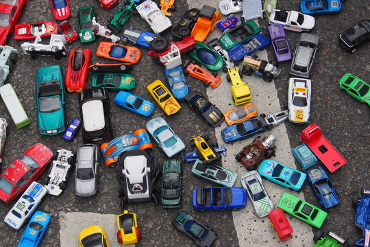 Verkehrschaos: Spielzeugautos auf der Straße
