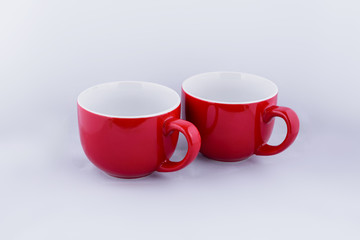 juego de tazas para café color rojo en fondo blanco