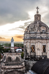 Sonnenuntergang an der Kathedrale Iglesia La Merced von Granada - Nicaragua