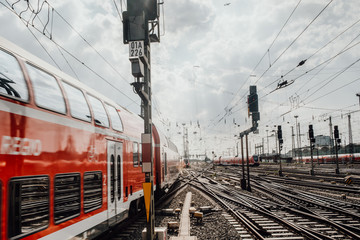 Fototapeta premium Lokalne pociągi na dworcu we Frankfurcie