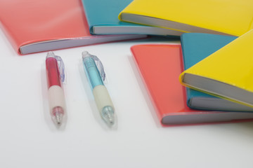Vuelta a la escuela. Libretas y bolígrafos de colores. Escolar