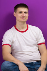 Obraz premium young man posing on purple background