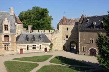 Fototapeta na wymiar Château Ainay-le-vieil