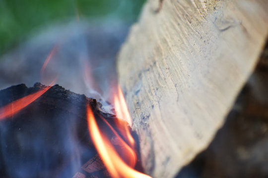 piękny płomien z ogniska