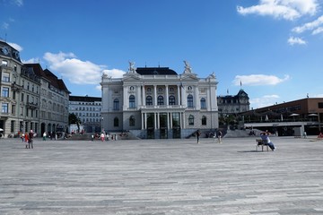 Opernplatz in Zürich in der Schweiz im Sommer