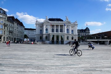 Opernplatz in Zürich in der Schweiz im Sommer - 221886338