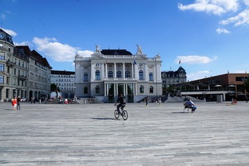 Opernplatz in Z&uuml;rich in der Schweiz im Sommer