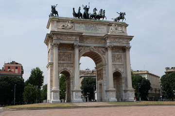 Fototapeta na wymiar Porta Sempione in Milan