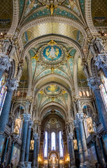 Fototapeta na wymiar Intérieur de la Basilique Notre-Dame-de-Fourvière à Lyon