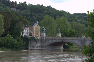Fototapeta na wymiar Tratto del ponte Umberto I (sul fiume Po) che collega la collina con il centro città.