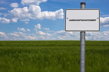 LANDSCHAFTSSCHUTZGEBIET - Wort auf einem Schild aus dem Bereich Umwelt und Natur