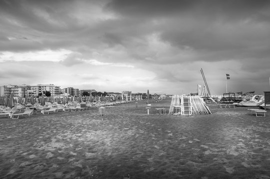 Fototapeta black and white beach on a bad weather day
