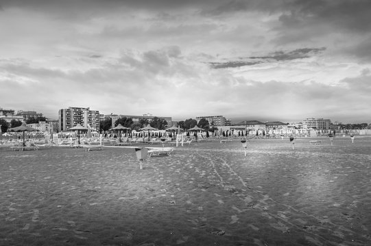 Fototapeta black and white beach on a bad weather day