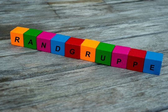 Farbige Holzw&uuml;rfel mit Buchstaben auf dem das Wort Randgruppe abgebildet ist, Abstrakte Illustration
