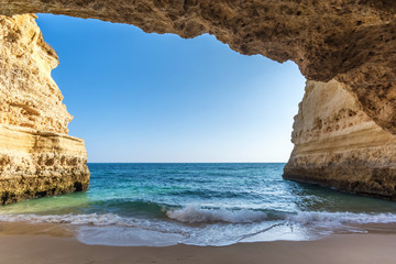 Wunderschöner Strand in einer Badebucht an der Algarve