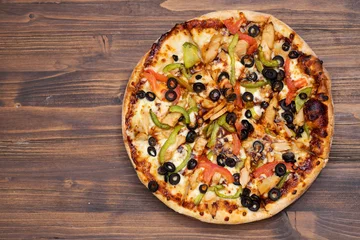 Foto auf Acrylglas Pizzeria Pizza mit Hühnchen und Oliven