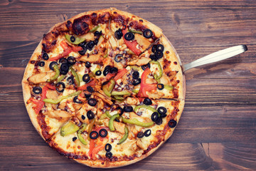 pizza with chicken and olives