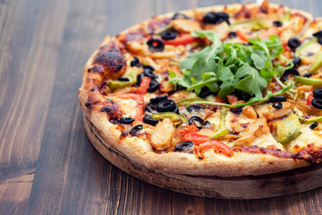 pizza with chicken and olives