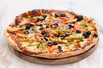 pizza with chicken and olives