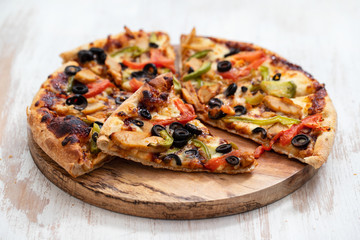 pizza with chicken and olives
