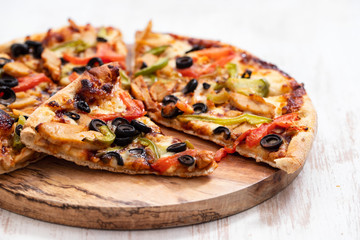 pizza with chicken and olives