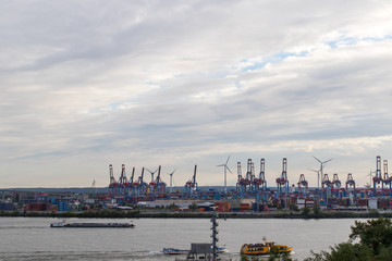 Fototapeta premium Hamburger Hafen und Elbe