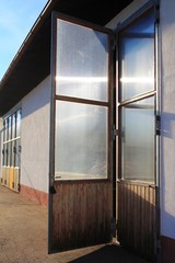 Geöffnetes Werkstatttor © Andie_Alpion