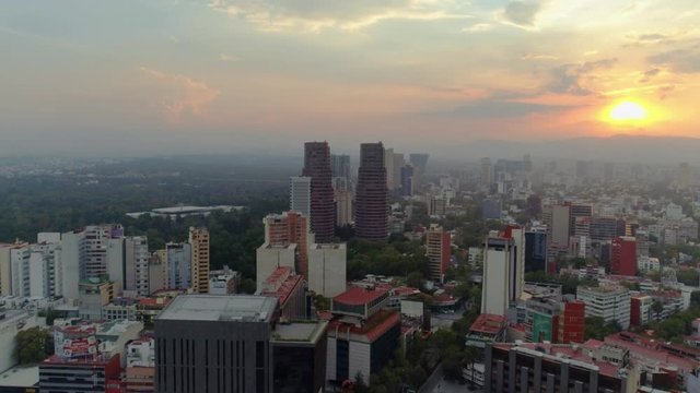 Toma aerea de la Ciudad de M&eacute;xico en la zona de polanco cerca de torres de departamentos