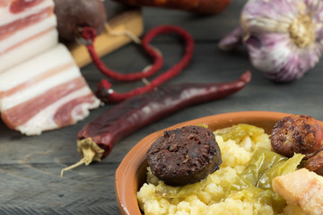 Crumbs with meat and peppers