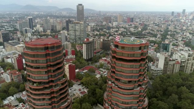 Toma aerea de la Ciudad de M&eacute;xico en la zona de polanco cerca de torres de departamentos