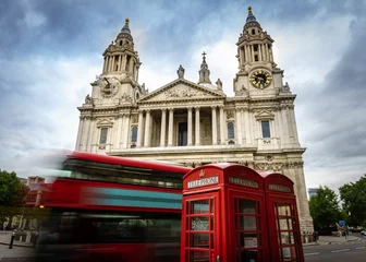 Keuken spatwand met foto red phone boxes and red bus passing Saint Paul's Cathedral in London at cloudy day © offcaania