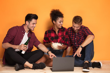 Obraz premium Friends watching movie on notebook.