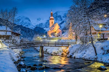 Abwaschbare Fototapete Kirche von Ramsau in der Winterdämmerung, Bayern, Deutschland © JFL Photography