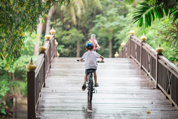 Bangkok: 26 August 2018, female tourists Biking in the park (Bang Kachao, Sri Nakhon Khuean Khan Park and Botanical Garden) Thailand