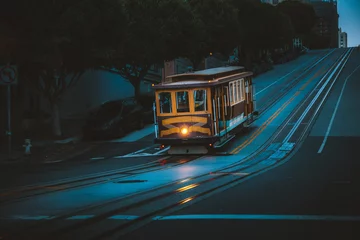 Historic San Francisco Cable Car auf der California Street in der Dämmerung, Kalifornien, USA © JFL Photography