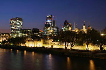 Obraz premium Skyscraper of London Business and Financial District with Modern Buildings Offices and Ancient Fort at Twilight, View from Tower Bridge