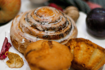 hot cross buns with poppy seeds