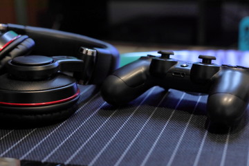ゲームのコントローラーとマイク付きヘッドフォン © anmitsu