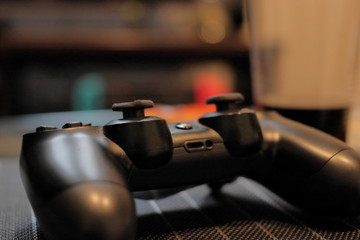 ゲームのコントローラーとテレビ