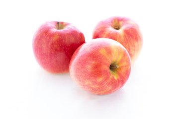 Fototapeta na wymiar 自然光で撮影したフレッシュな３つのりんご