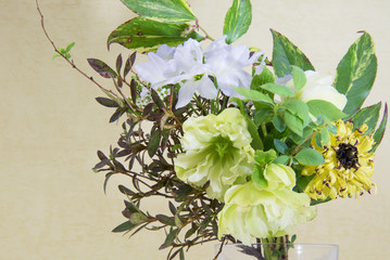 Flower arrangement, winter roses and others, in Japanese style.
