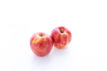 Fototapeta na wymiar ハイアングルから見た２つ並んだリンゴ