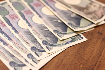 テーブルの上に並べられた日本のお金(お札)	