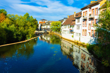 Fototapeta na wymiar Bad Krezbach Blick von einer Brücke, Häuser spiegeln sich im Wasser