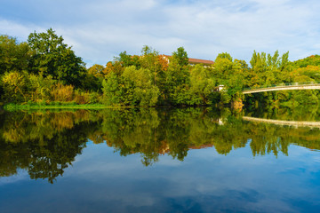 Bäume spiegeln sich im Wasser, Deutschland, Bad Kreuznach