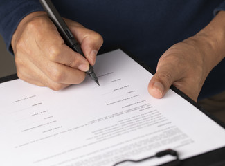 Businessman sign the signature on contract