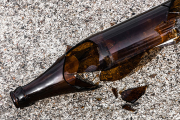 Zerbrochene Glasflasche auf der Straße